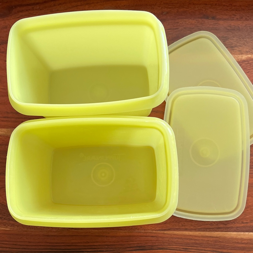 2 VINTAGE TUPPERWARE CONTAINERS - Picture 6 of 9